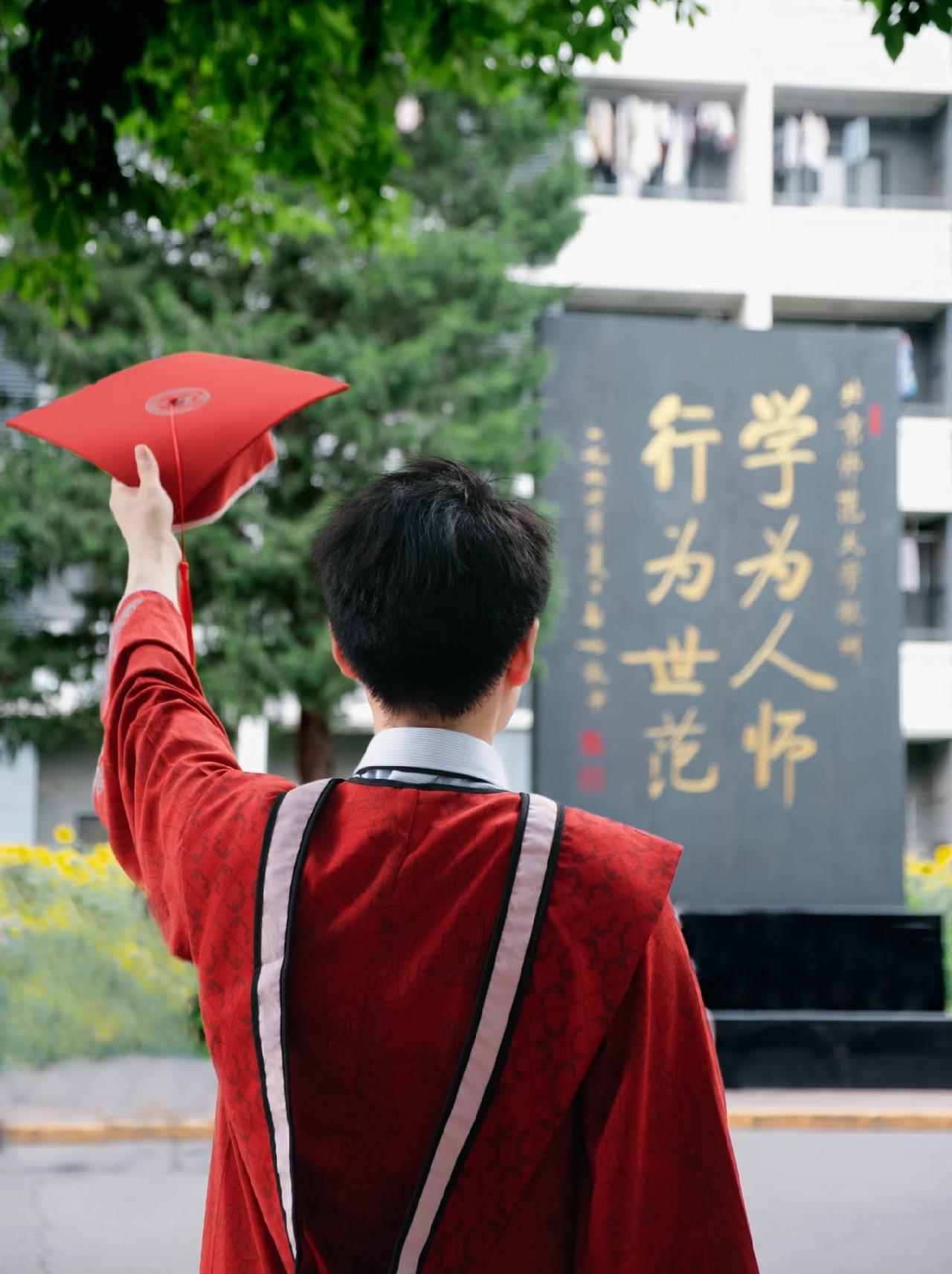 昨晚读了硕博8年的孩子终于给我说他后悔了！他是哭着说的，撕心裂肺地哭。我们听了也