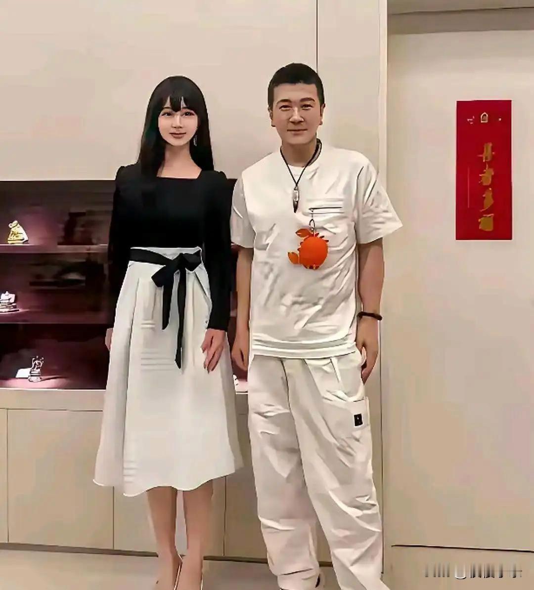 离开黄圣依后，杨子过得挺滋润，身边美女叫李隽子，颜值挺高。她是2021年第22届