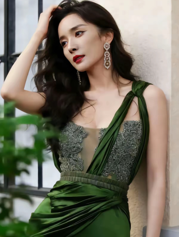 杨幂这组墨绿色写真有人嫌太露，我却被她的眼神吓到了这组墨绿色写真一出来，评论