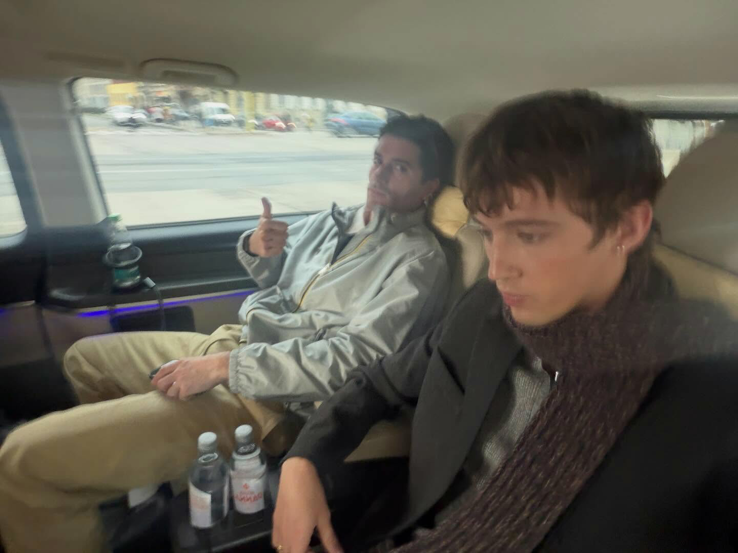 戳爷TroyeSivan米兰男装周看秀帅气新自拍~~又年轻回来了！！！Troy