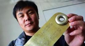1999年，来自内蒙古的李献功为了躲避上门催债的债主，他只好躲在自家地窖里。此时