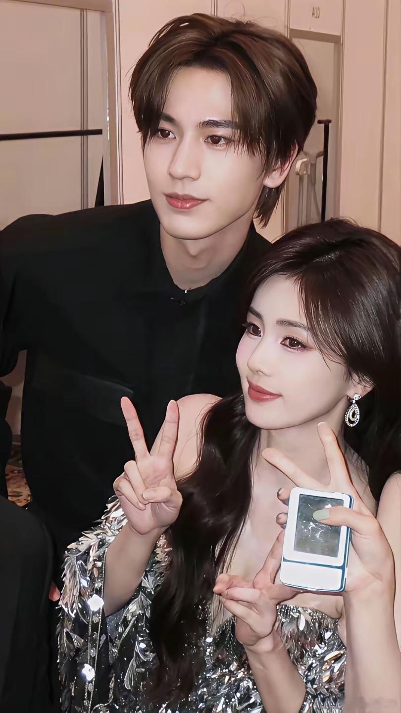 终于懂白鹿为何甩了张凌赫！当众翻脸零互动，背后隐情太现实全网终于懂白鹿为何果断和