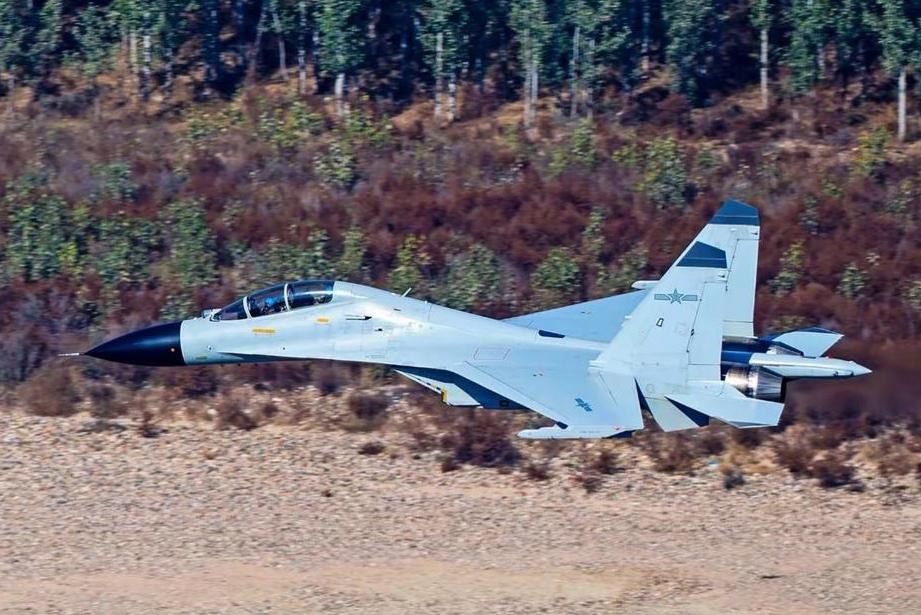 正在进行超低空飞行的歼11BSH战机，目前海航的歼11BH/BSH，都已经移交给