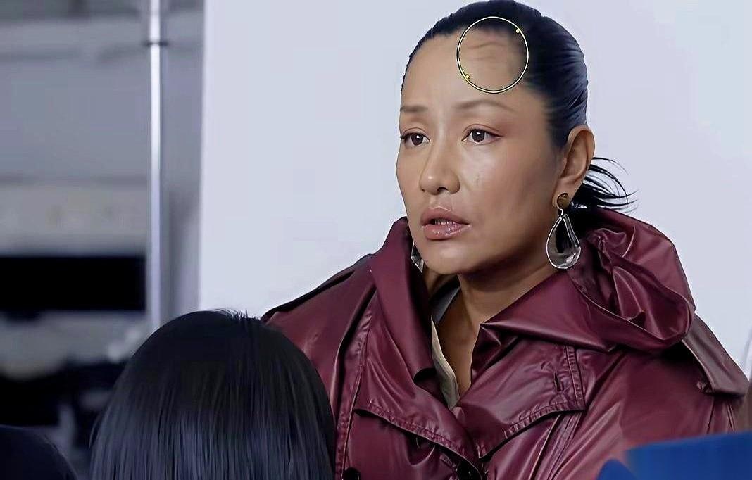 看李乃文和瞿颖同台的这档节目，最逗的不是台词，而是李乃文那双没管住的眼睛。镜头里，李乃文的视线突然偏