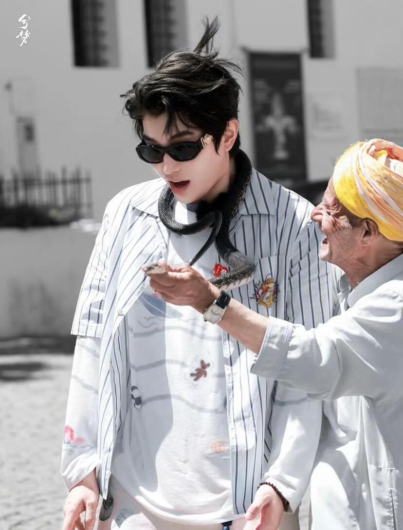 丁禹兮<em>翟潇闻</em>，也太惜命吧！在摩洛哥，《中餐厅》的小伙伴在街头偶然间遇到了弄蛇人