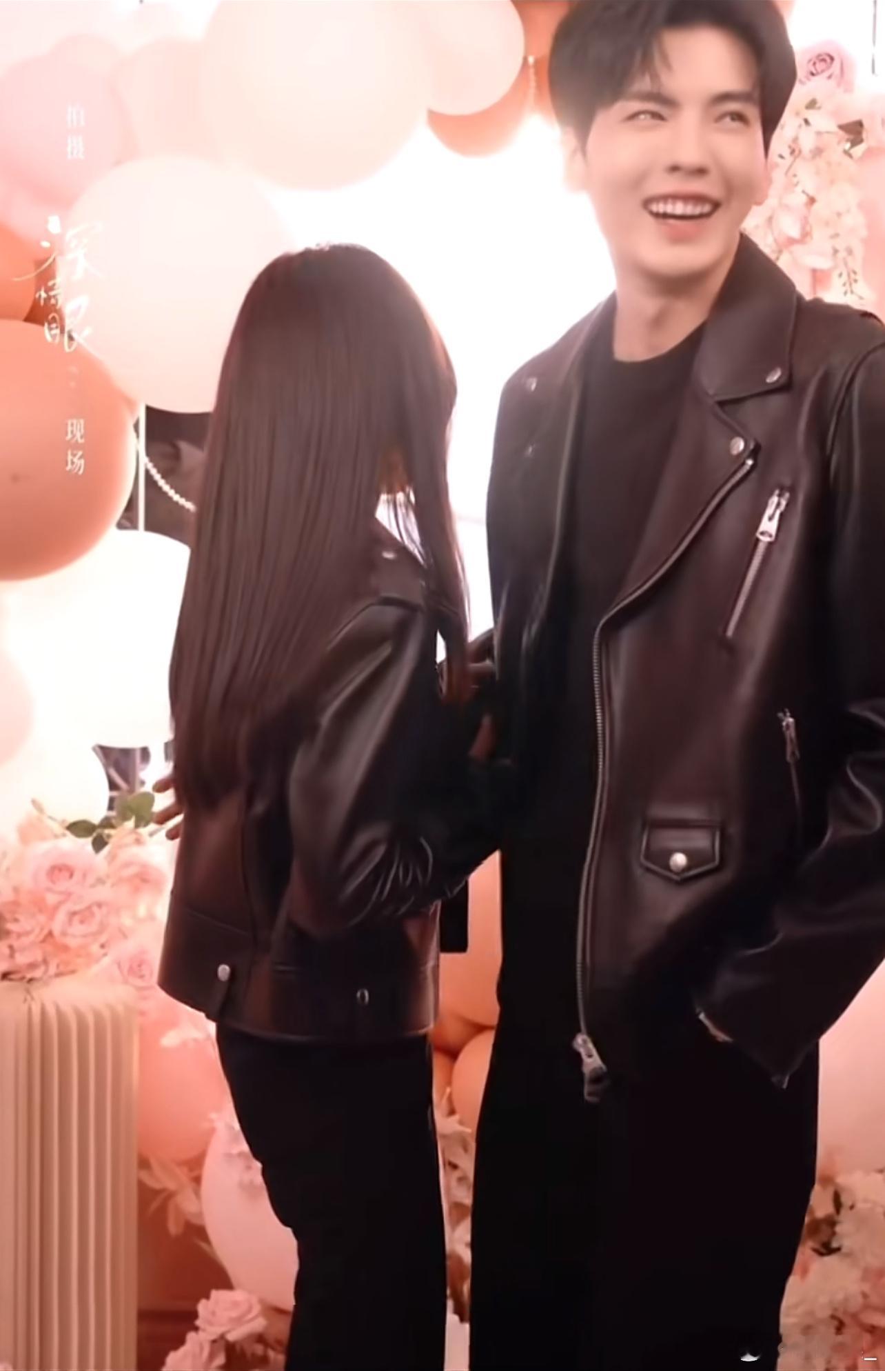 无予伦毕💛无予伦毕才发现导演喊咔的时候老孝还顺手搂了老宅的腰