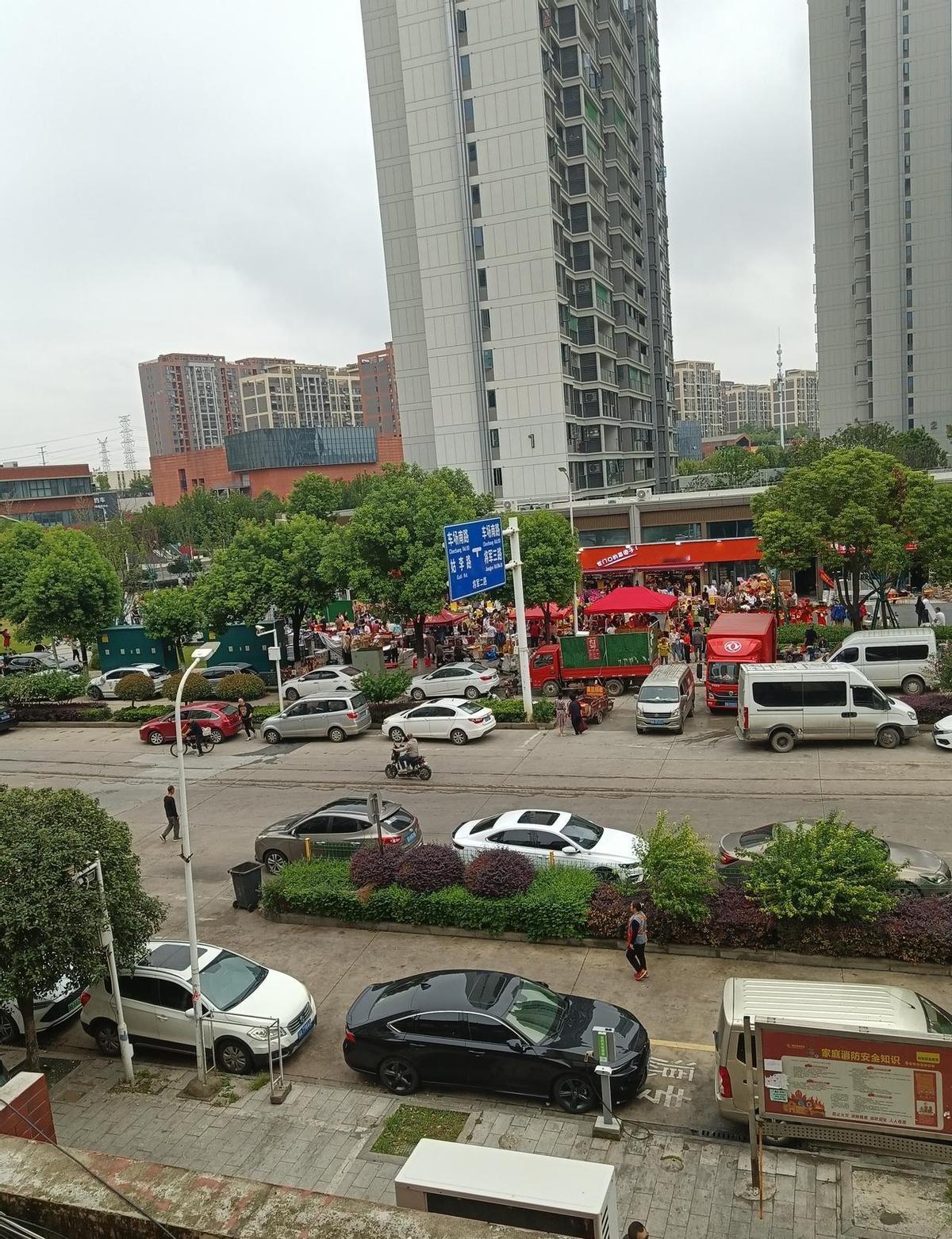 开盘当天，218套房卖光，不是靠样板间，是靠一张家门口的超市购物卡。万科不光卖