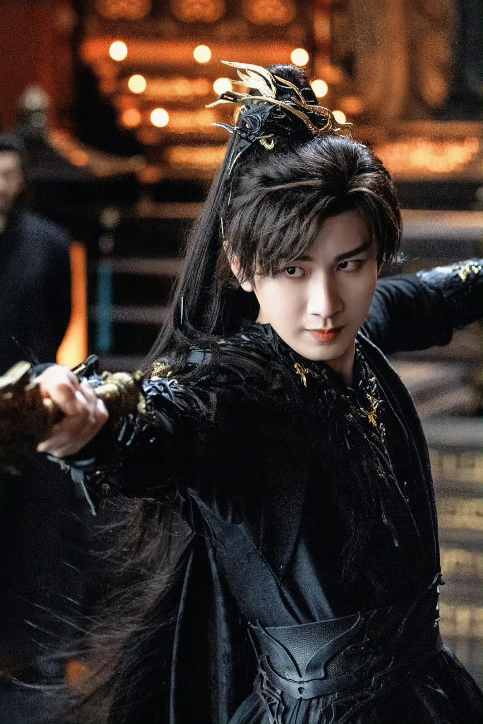 成毅以赤子之心感知这个世界，用良善之眼观察这人世间。他胸怀大爱却谦逊自持，在喧嚣