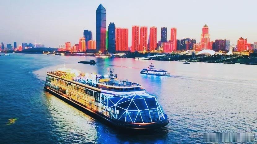 寻美湖北武汉五一游客暴涨12倍！这座工业城如何逆袭成“顶流”？一、数据引爆争议