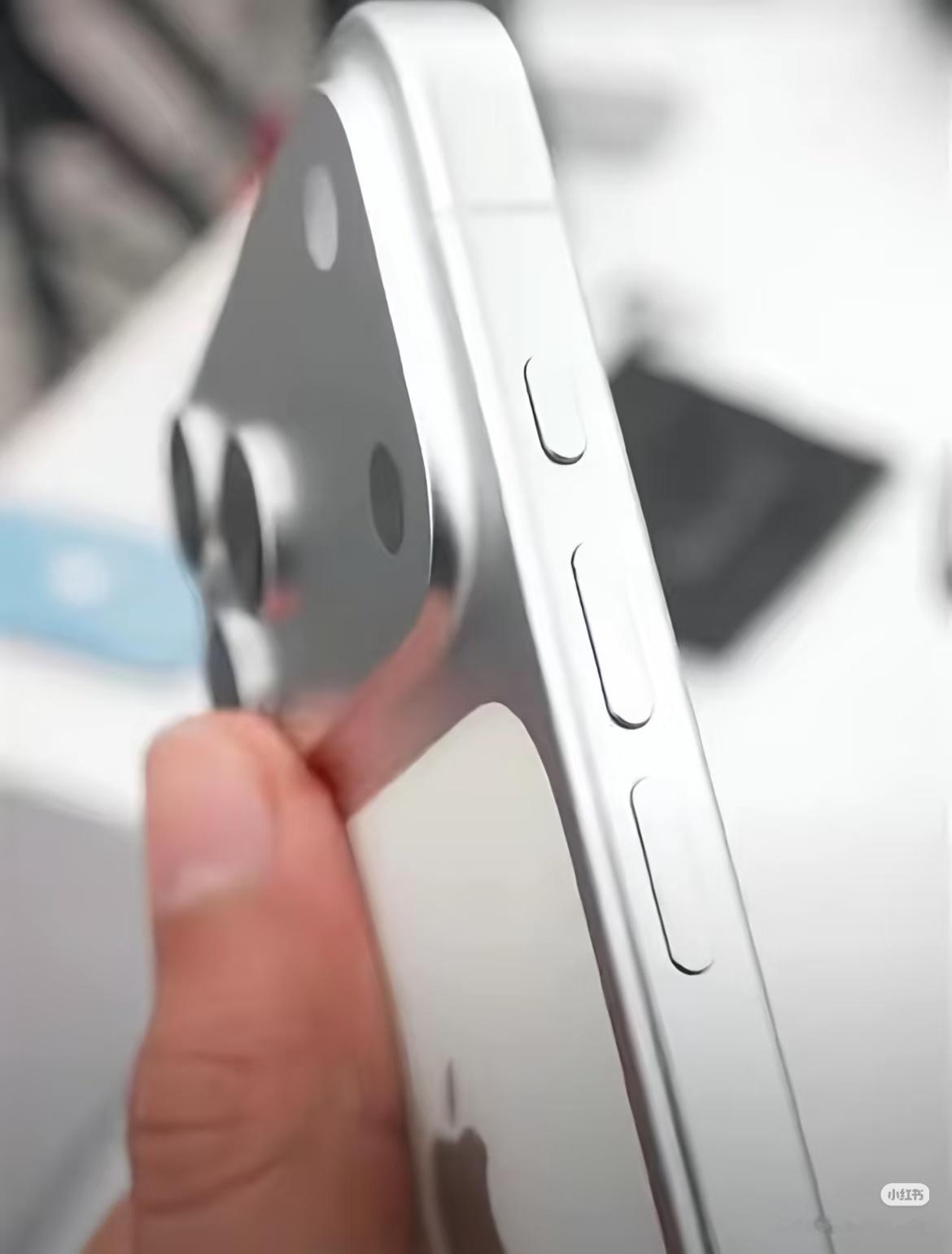 iPhone17Pro铝制机身曝光机身变轻了，散热更好了，手感变差了[滑稽笑]