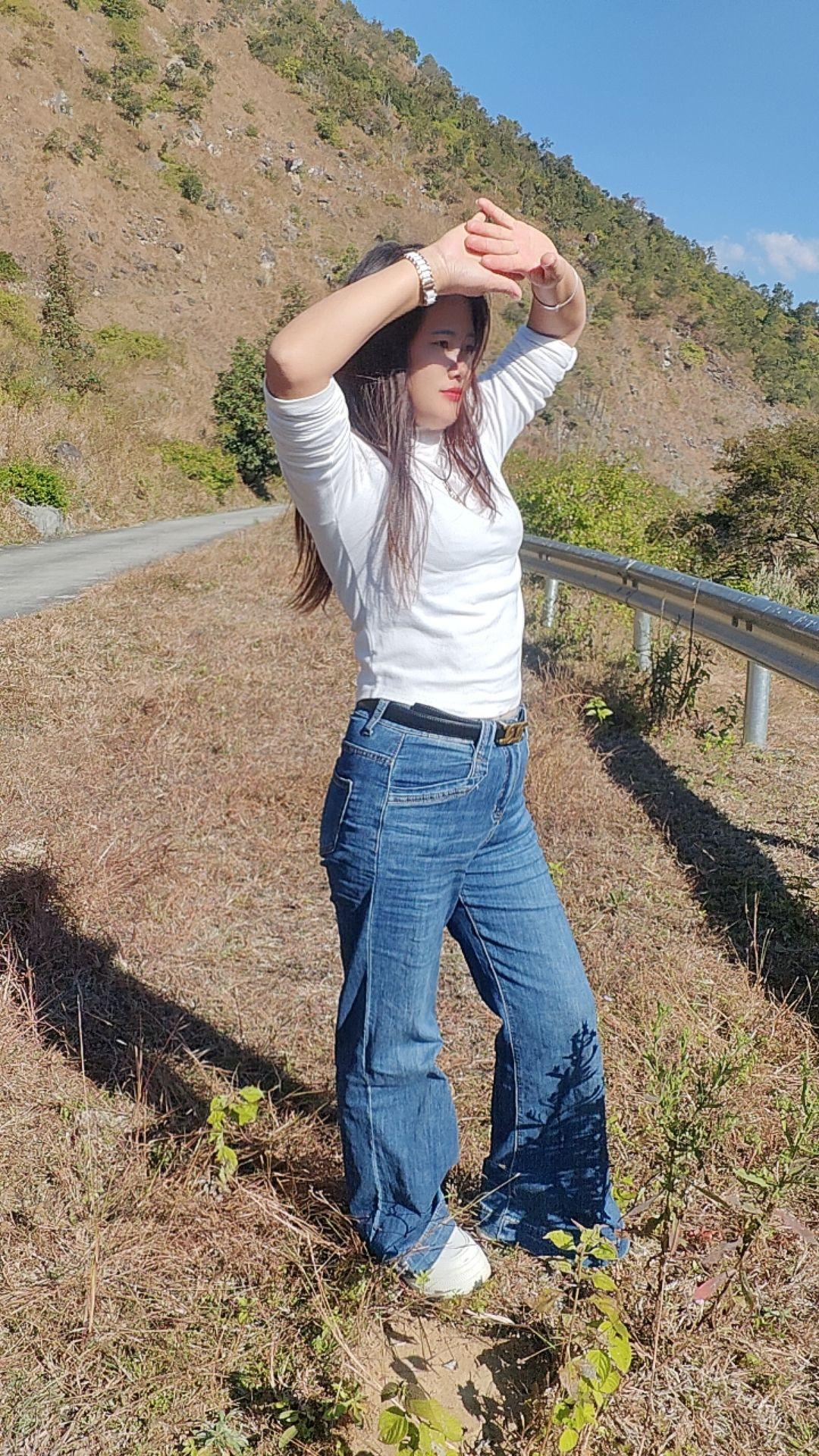 心阳光，人简单，喜乐于山间的风，温柔于清晨的花，日日活得简简单单，岁岁...