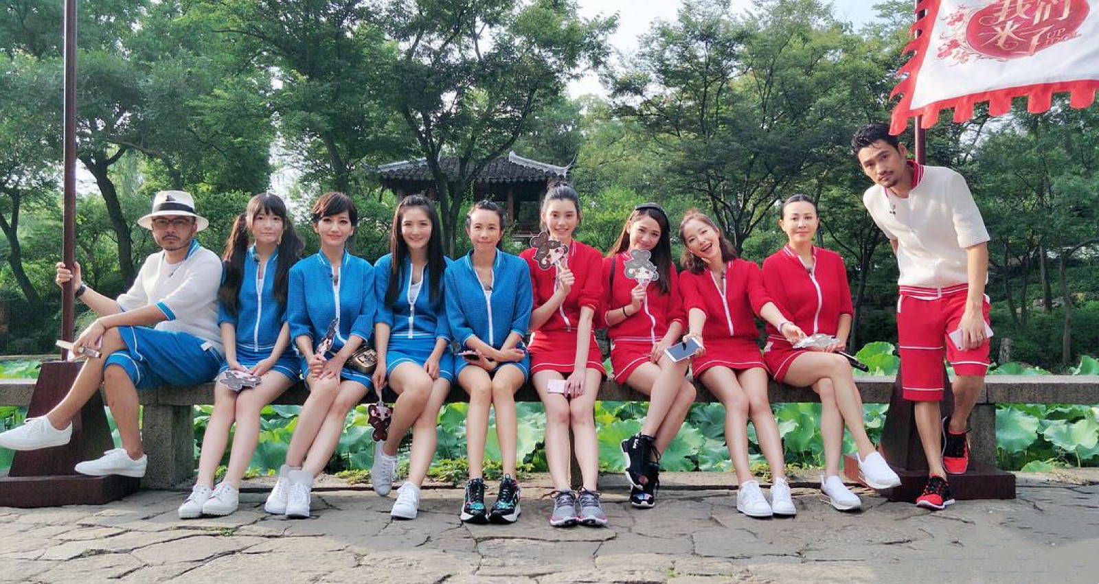 莫文蔚的腿可不是开玩笑的，连超模奚梦瑶坐在她旁边腿都被比下去了