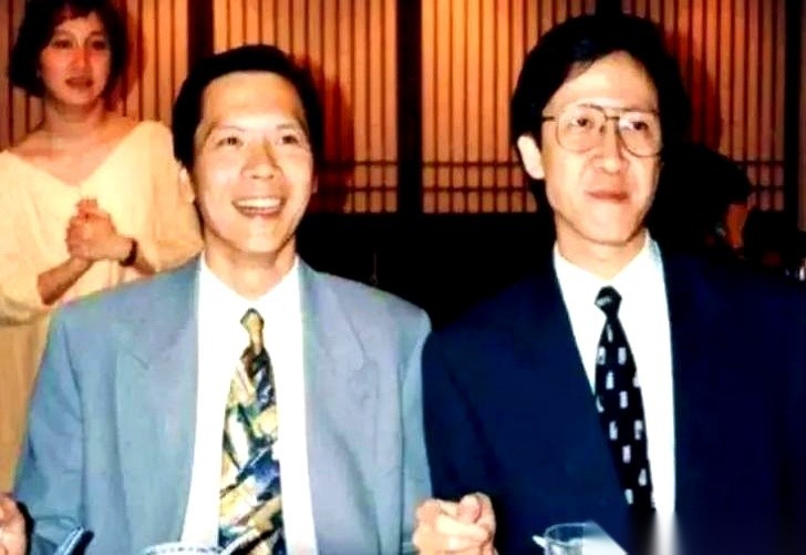 1992年底，向华强从何鸿燊手里拿到了澳门赌厅的经营牌照。此前为了敲开这扇门，他在一幅徐悲鸿的画作底
