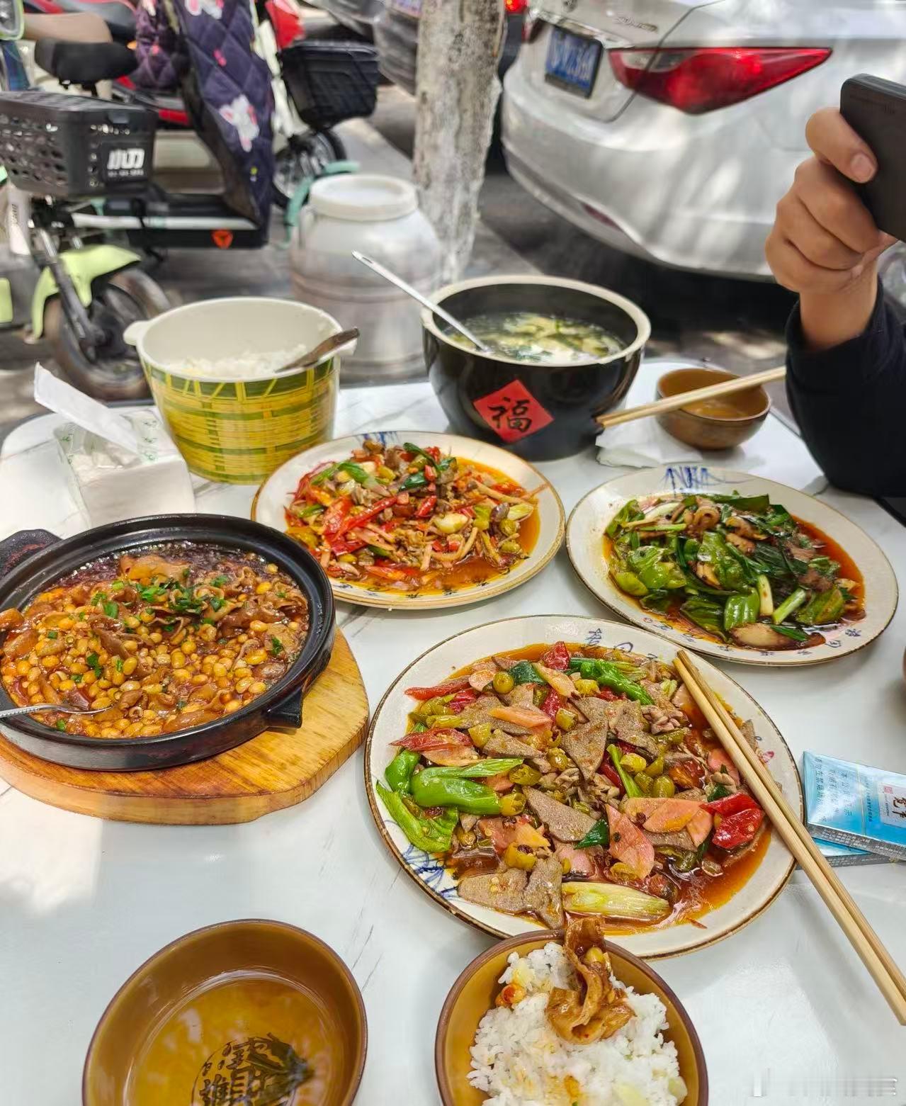 四川小县城达州市万源市万源这座城属于交通要道，时不时都可以看到绿皮火车穿城而过