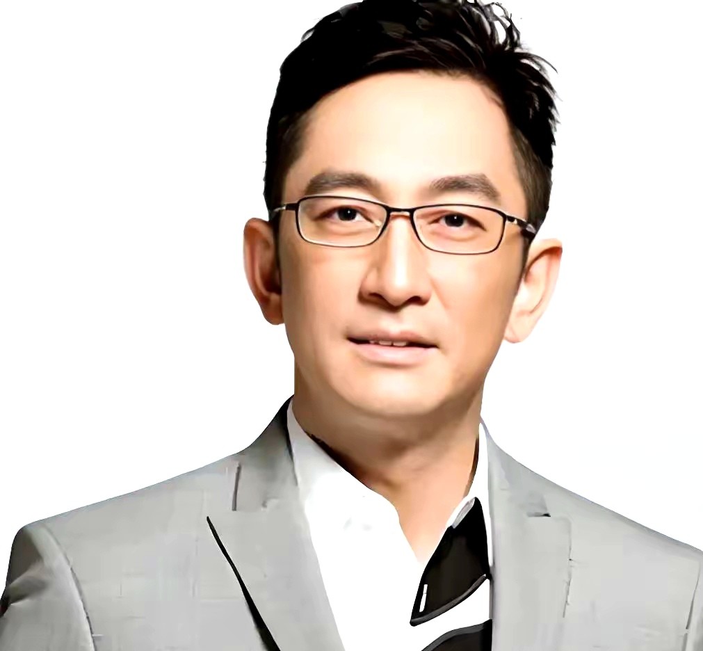 吴启华的人生故事让人心疼又敬佩。从小被父母抛弃，在冷漠中长大，却靠着奶奶的爱和自