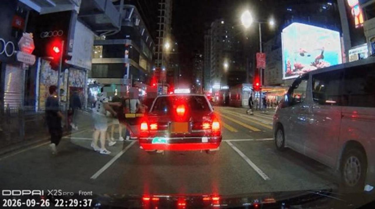 香港，75岁的士司机停车等灯时，突遭至少6名恶汉围堵强开左后车门，车内乘客隔门与