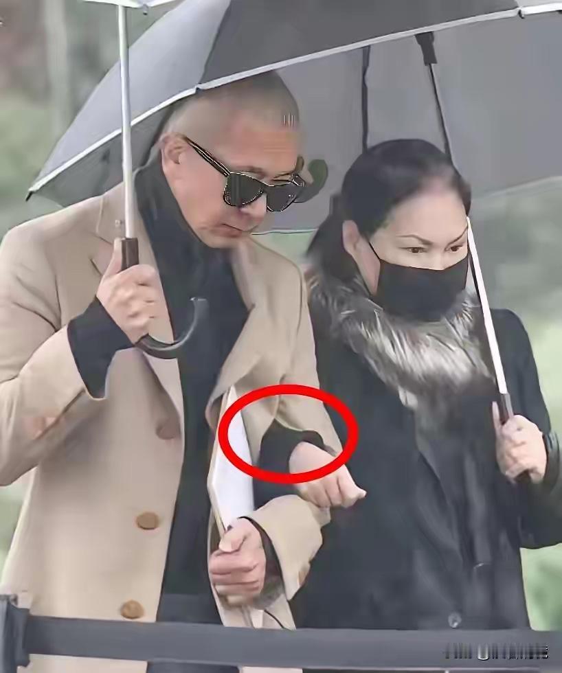 徐妈妈这波操作，看不明白了，具俊晔真的是很绅士，怕雨天，徐妈妈滑倒，还给她带路了