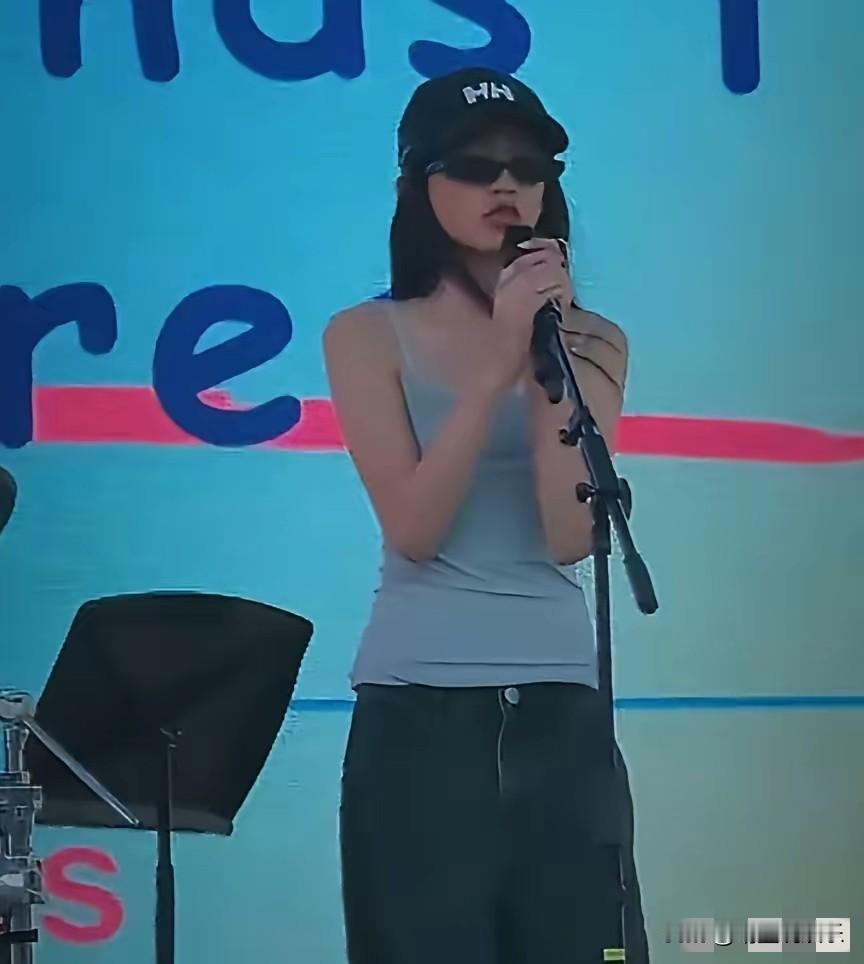 近日，黄磊二女儿黄少艾冲上热搜，和姐姐黄多多不同，不是因为穿衣出阁等原因，而是