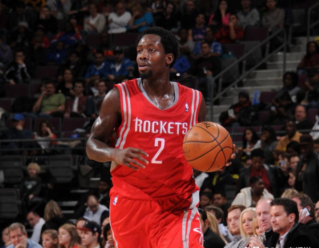 前NBA球员帕特里克・贝弗利近日在一档播客节目当中自述，为了打进NBA，他