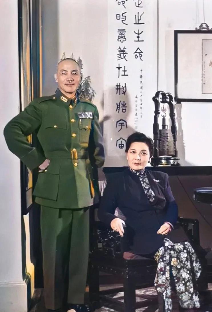 这张照片拍摄于1946年的南京，这才是蒋介石与夫人宋美龄真实的貌相，不是演员所扮