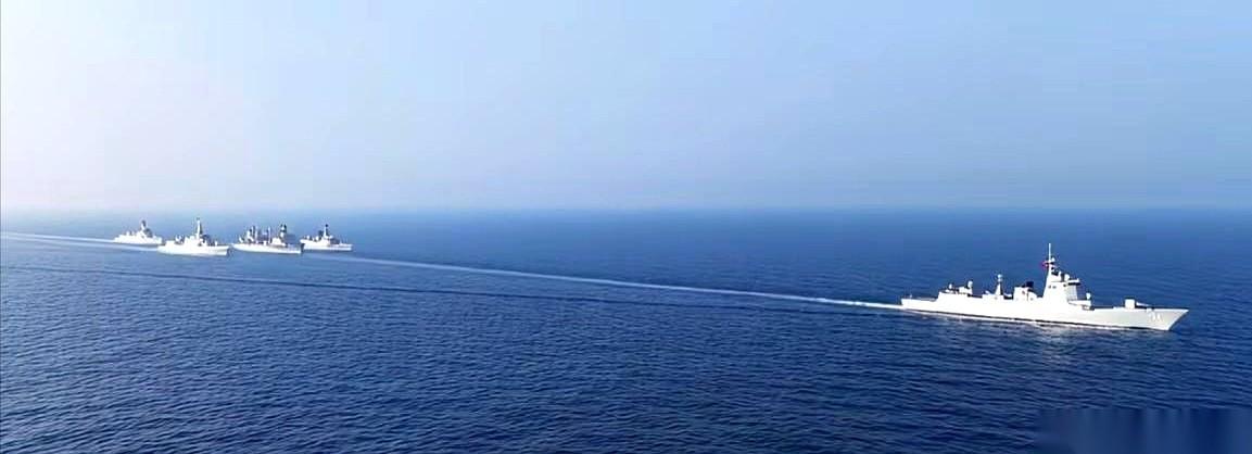 太平洋上，一支咱们的“普通”海上训练编队，就五艘舰。就这支“普通”编队，总吨位