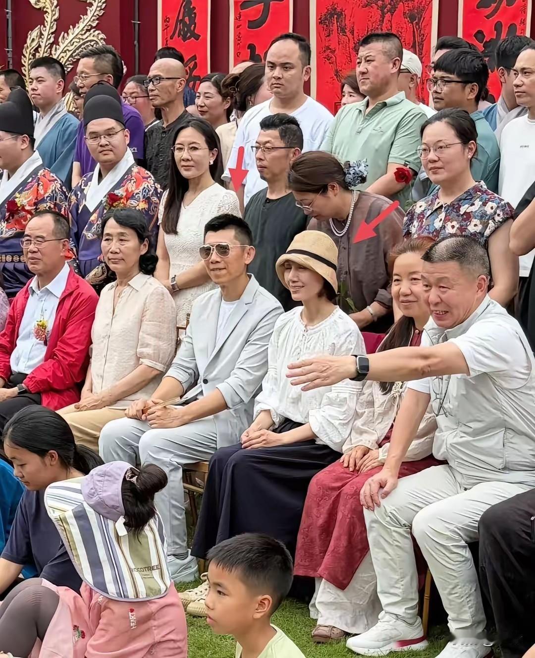 谁说岁月败美人？49岁袁泉现身安徽参加婚礼，一身黑白连衣裙+防晒帽，全素颜出镜居