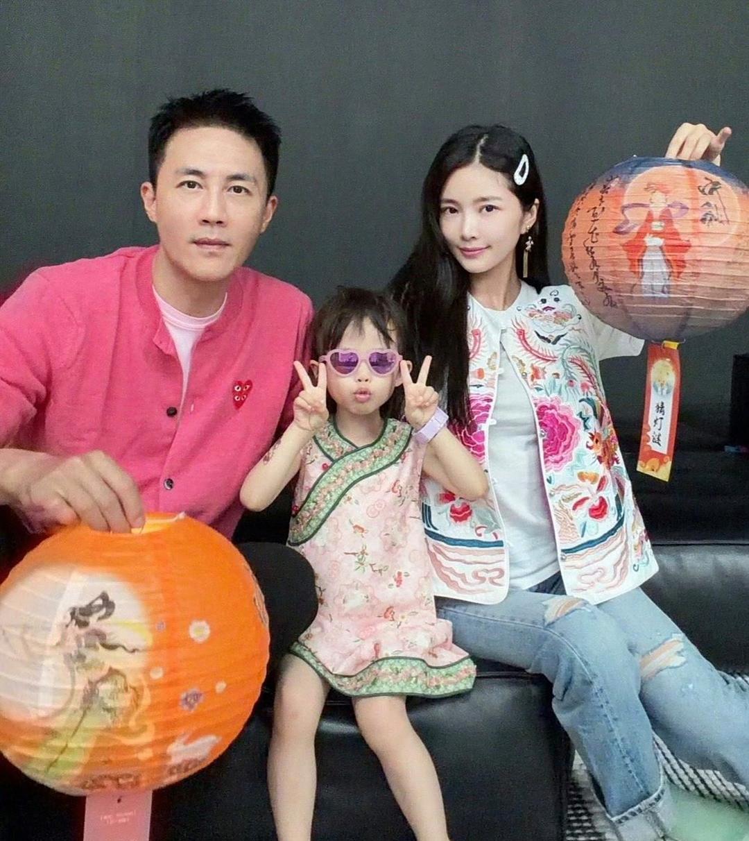 杜淳和老婆女儿一起庆祝中秋节，王灿和女儿穿着同款旗袍，母女俩都非常漂亮，家族基因