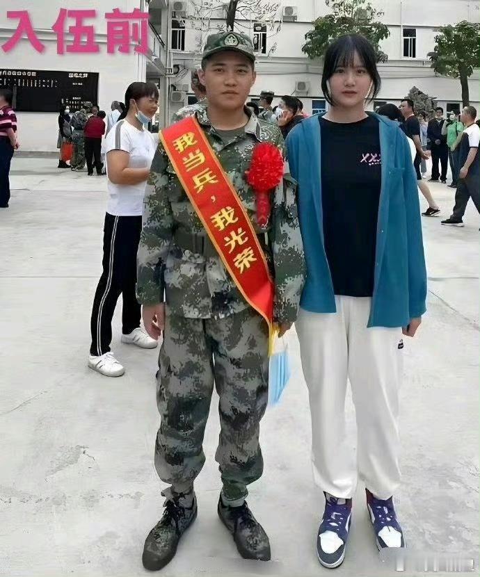 入伍前和退伍后！两个人的气质都变了
