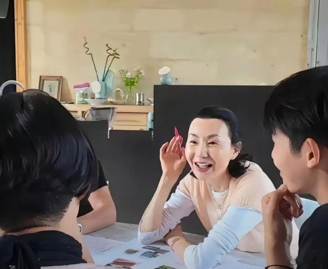 张曼玉怎么变成这样了…跟印象里的女神不一样了​​​