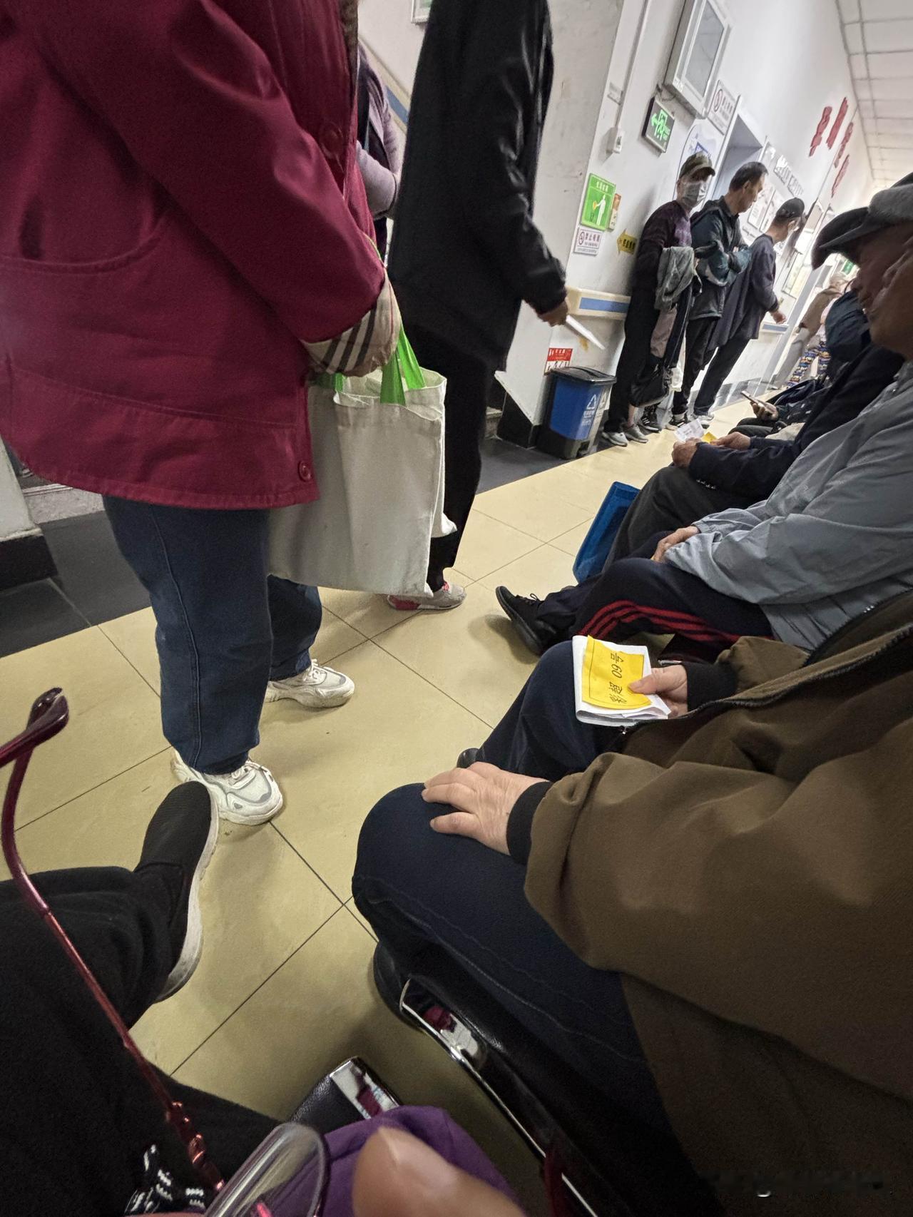 今天早晨我六点半就从家里出发，去社区医院做体检。去那么早，人家还没上班，为啥呢？