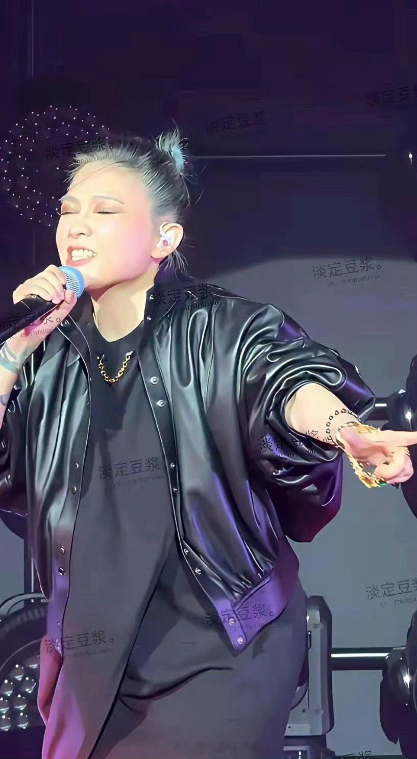 猛的一看发现歌手范晓萱近几年变化好大啊，完再仔细一看还没咋变，你看呢？看她48岁
