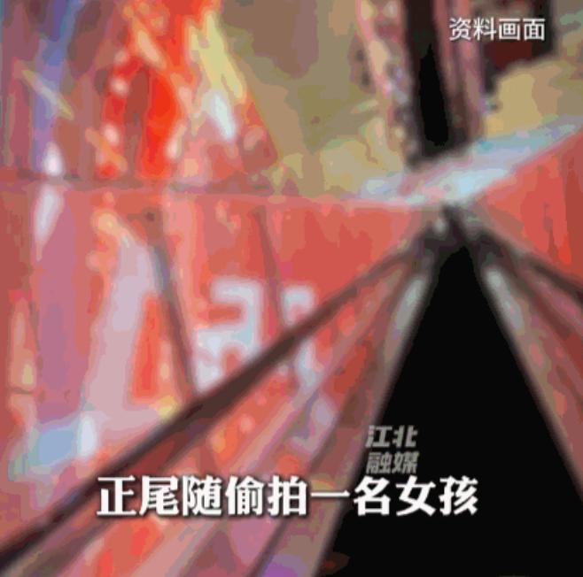 北京某商场内，一名年轻女生正常逛街，丝毫没有招惹别人，却被一名老人悄悄盯上，对方