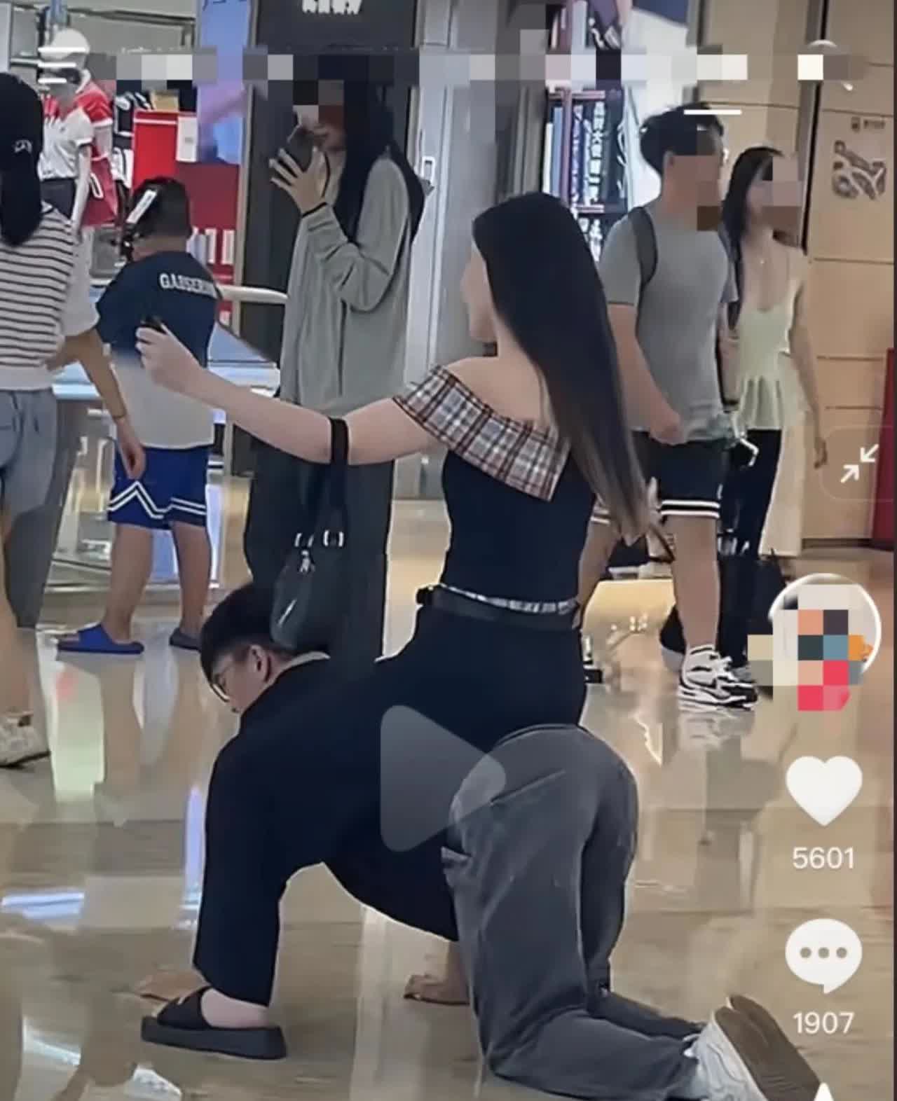 前脚还在拍视频，后脚就上了法治新闻。湖南长沙，一女子骑着一名男子，在人流