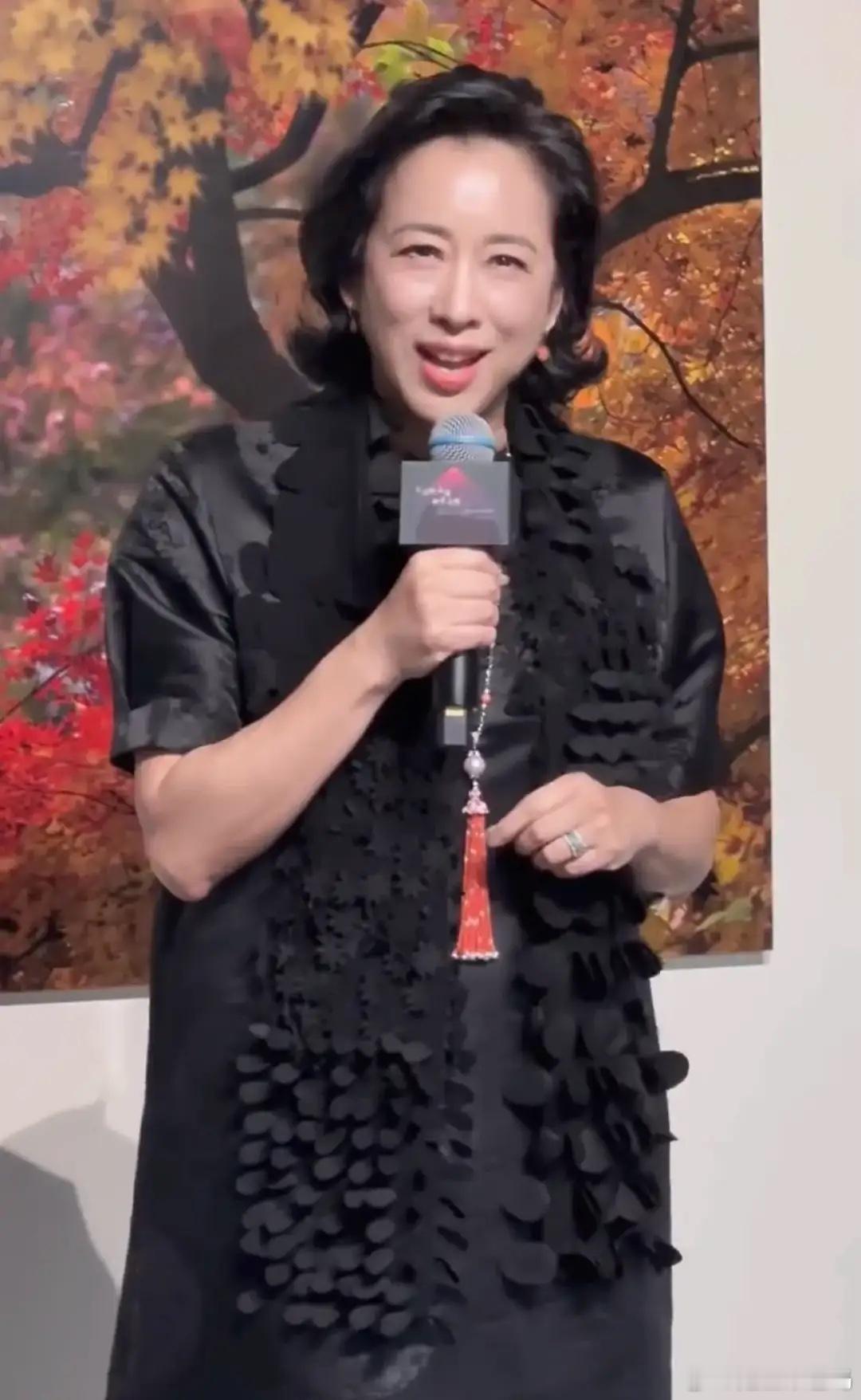 67岁朱玲玲举办摄影展，丈夫罗康瑞现身支持，在台下望妻尽显爱意！​​​