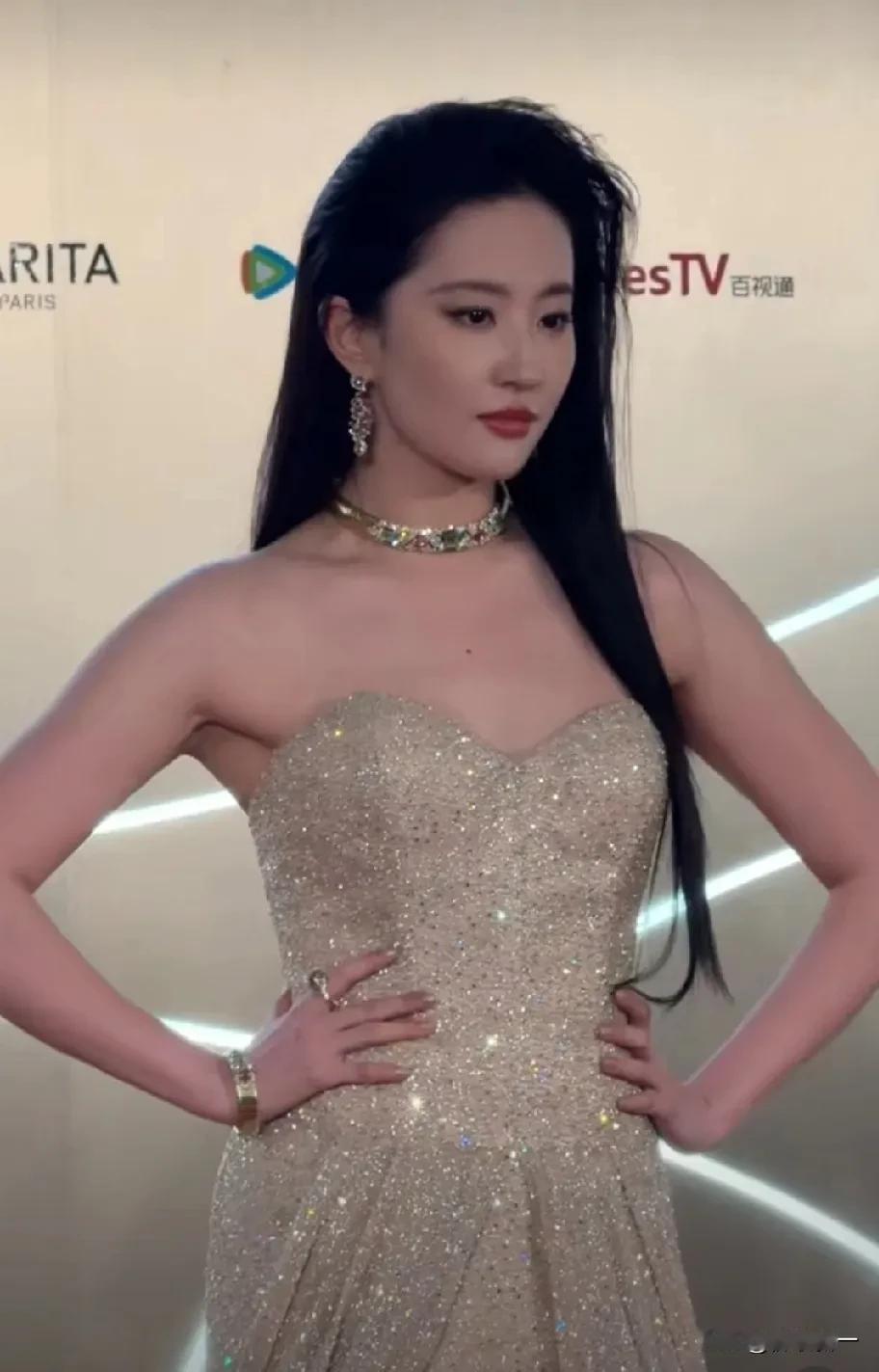 白玉兰晚宴:刘亦菲贵气女王范赢麻了，lv和宝格丽宠儿归来!将端庄大气的宋佳、万茜