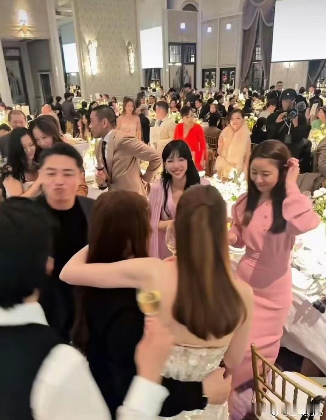 霍建华太能装了，合照时候老老实实，一副老干部感觉，私下霍建华对着邱泽嘟嘴，这是玩