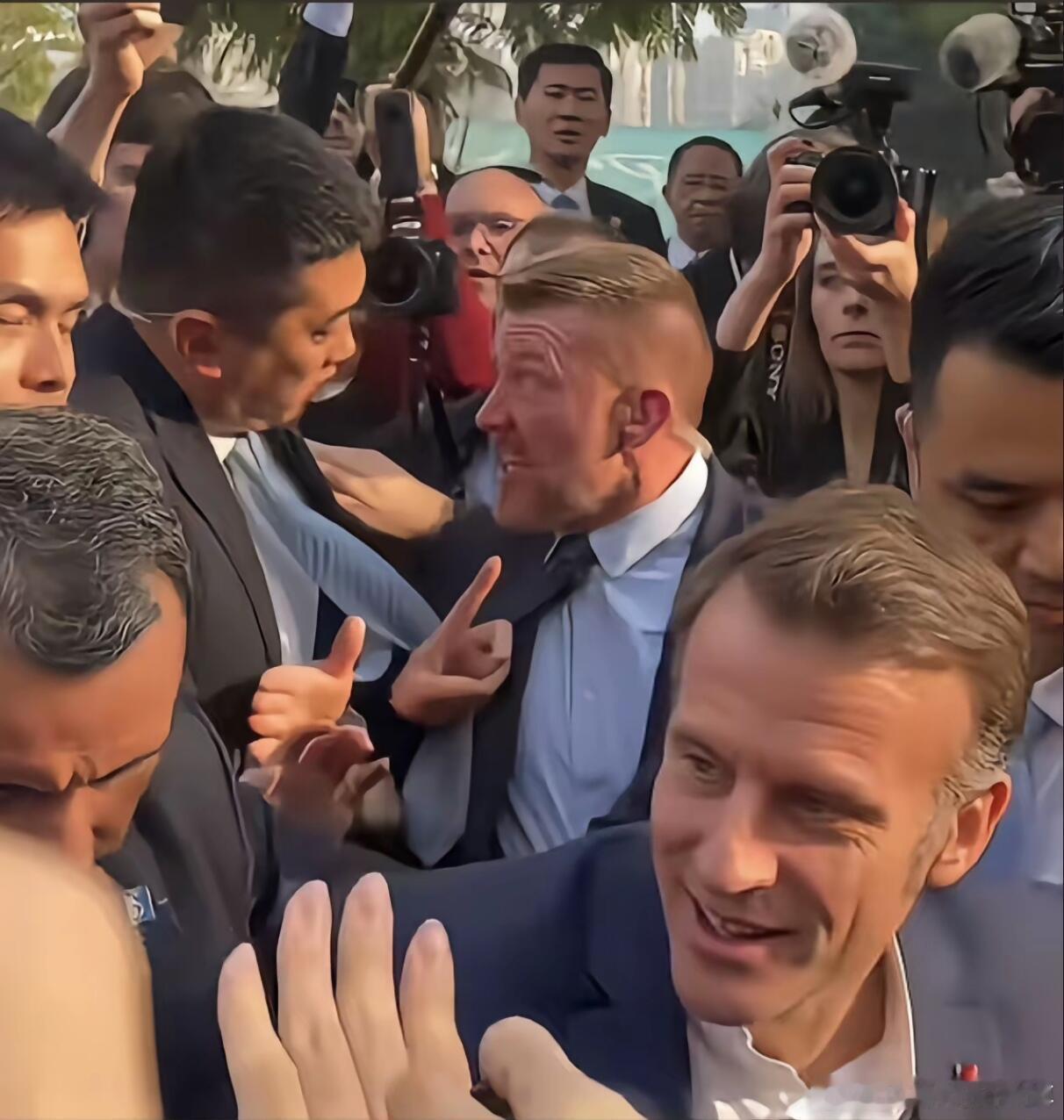 马老板开心坏了，这后面的保镖被踩到脚了吗？