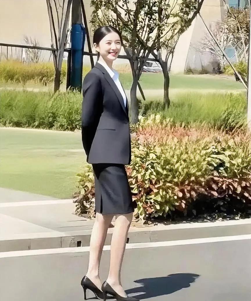 看见她的那一刻，我就知道我的面试还没有开始就结束了。