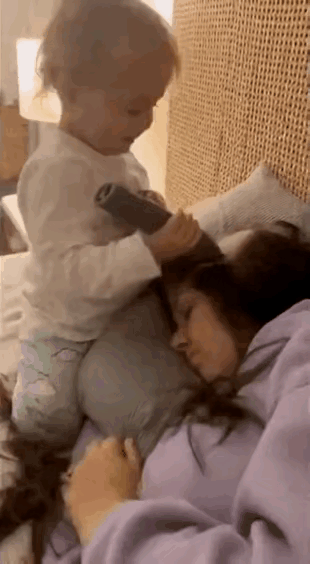 这位漂亮妈妈醒来时一定会奔溃的。趁妈妈睡觉的机会，这位三岁的宝宝用爸爸的电推子