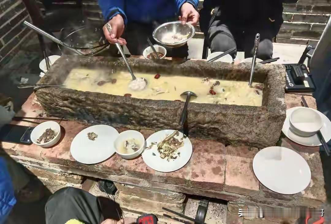 最近湖南永州一家老板发明的“石槽火锅”引发了网上热议。就像像网友评论的，老板“