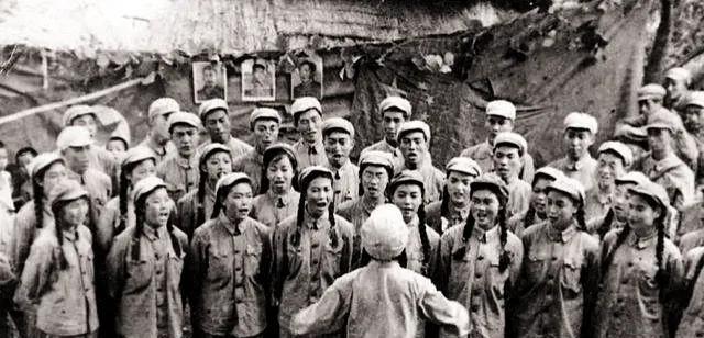 抗战中，新四军文工团战士一时大意，竟在晚上开汽灯排练，被日军发现，枪声一响，战士