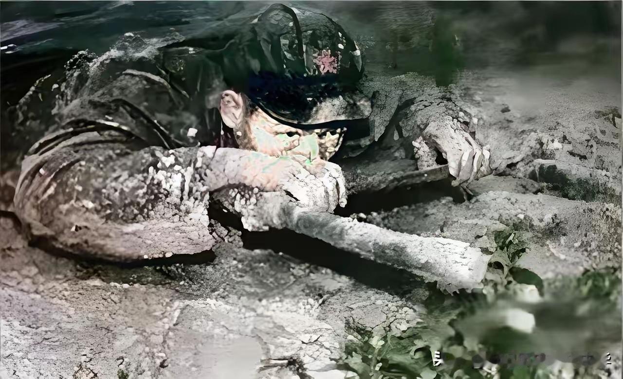 他拖着被炸断的残腿，背负着全连的饭菜，硬是爬过了被越军严防死守的150米生死路…