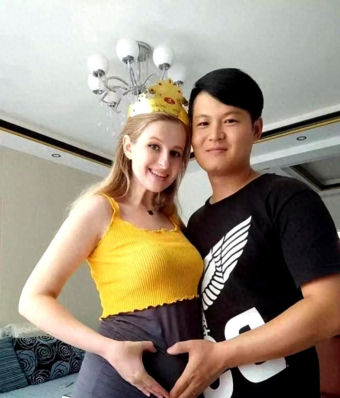 内蒙小伙娶乌克兰姑娘，这故事本身平平无奇。但婚礼当晚新娘的神秘小包，却引发了吃瓜