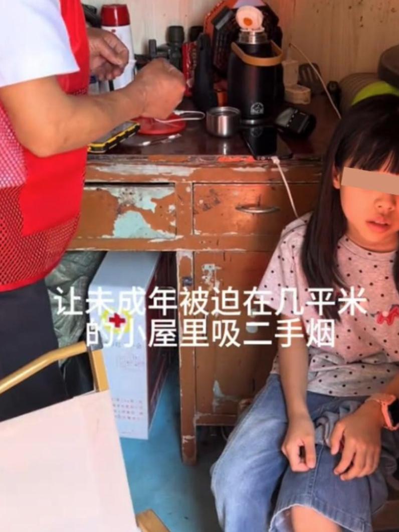离谱！江西，一位妈妈带着女儿到景区旅游，女儿不小心受伤，景区的大叔帮忙上碘伏抹药