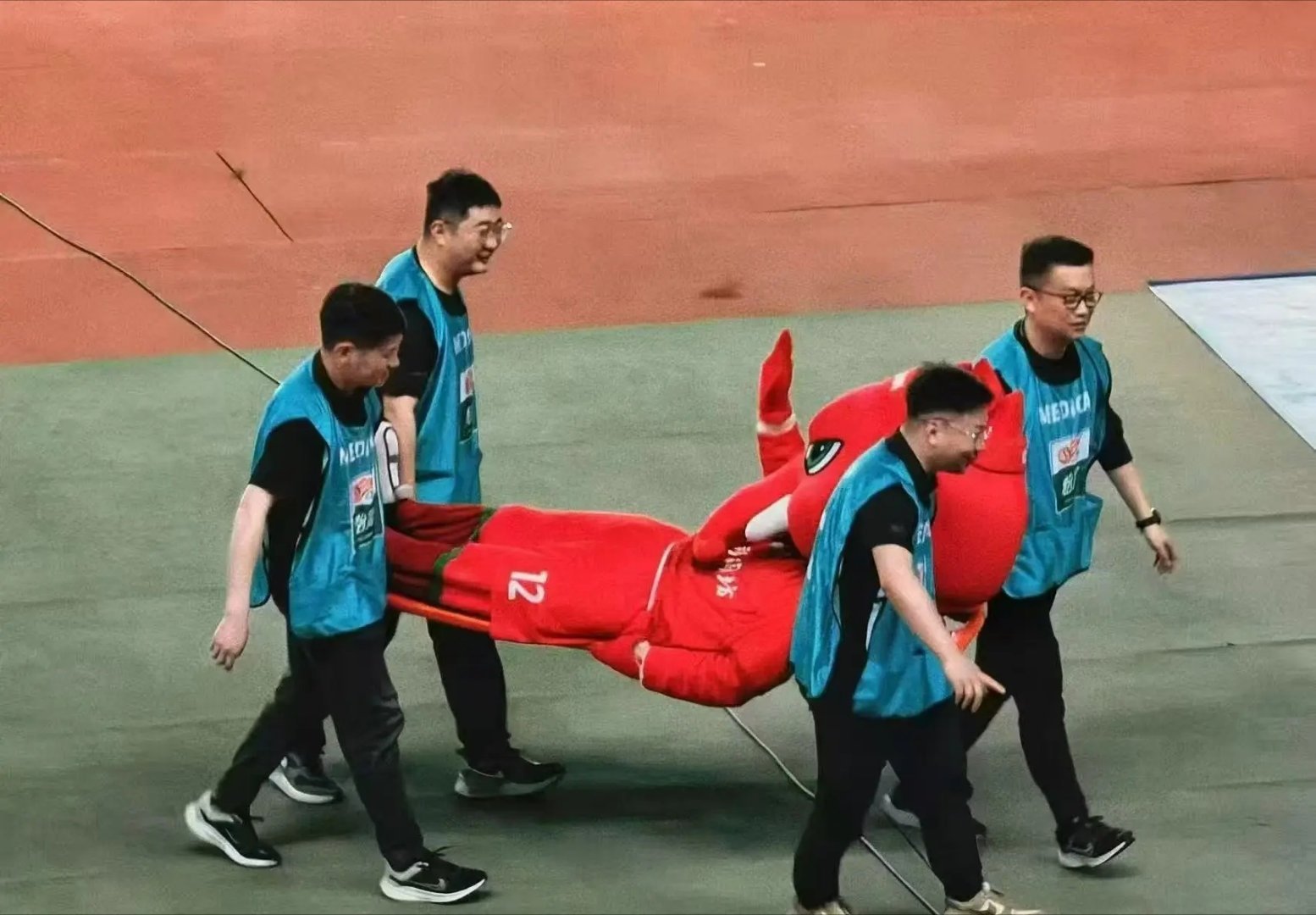 在河南队前面两个老外让王上源崩溃之前，这已经有提前崩溃的吉祥物上担架被抬走，也算