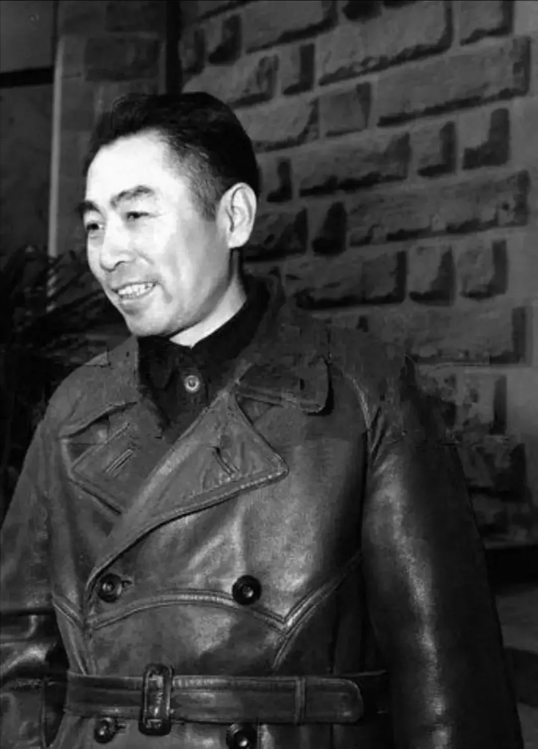1940年，周恩来右臂痊愈了，临行前，斯大林却急忙从克里姆林宫赶过来，对周总理说