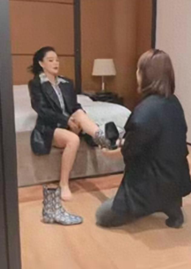 浴缸陪睡、洗内裤接口水、跪地服务，各别明星不把助理当人看！镜头前，不少明星是