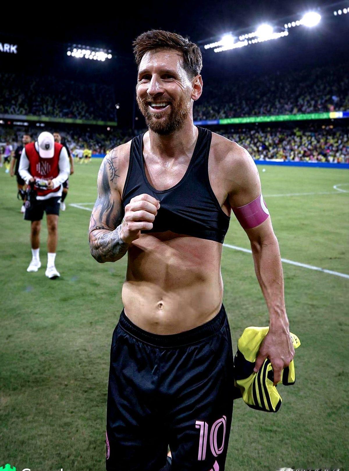 足球史上只有9个人能集齐这三样。世界杯、欧冠、金球奖，这三座大山，想全部翻过