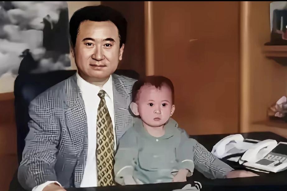 童年王思聪坐在爸爸怀里，小模样鬼机灵。小时候的王健林和父亲，他父亲给人的感觉很