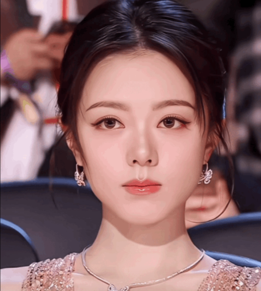 赵今麦，你顶着这张脸在干嘛呀？如果说“星光大赏”夜的你，美得让我眼前一亮又一靓。